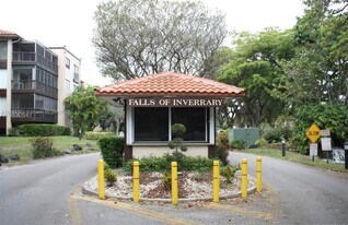 6361 N Falls Cir Dr in Lauderhill, FL - Building Photo