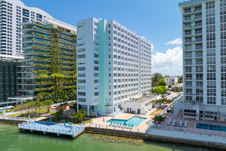 Bay Garden Manor in Miami, FL - Building Photo - Building Photo