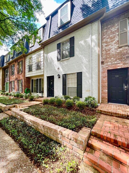 361 N Post Oak Ln in Houston, TX - Building Photo