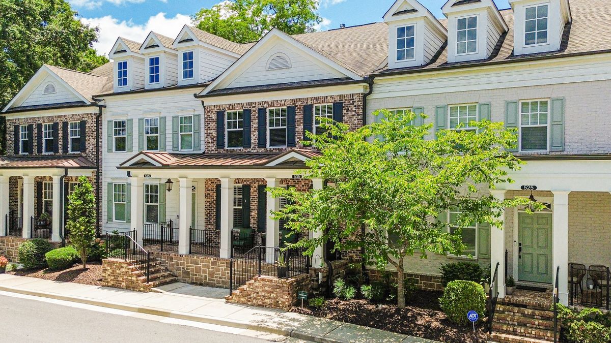 535 Letchas Ln in Alpharetta, GA - Foto de edificio