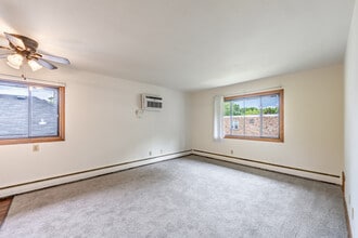 Minnehaha Apartments in Minneapolis, MN - Building Photo - Interior Photo