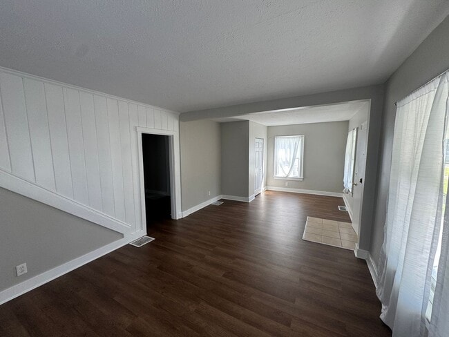 517 Lyndon Ln in Louisville, KY - Building Photo - Building Photo
