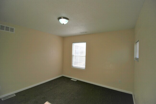 920 Devils Glen Rd in Bettendorf, IA - Building Photo - Building Photo