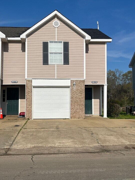 556 Kirkcauldy Dr in Starkville, MS - Building Photo