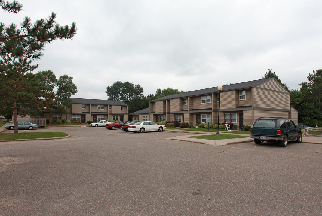 Monette Townhomes in New Richmond, WI - Building Photo