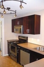 742 Kirkland Cir, Unit E306 in Kirkland, WA - Building Photo - Building Photo