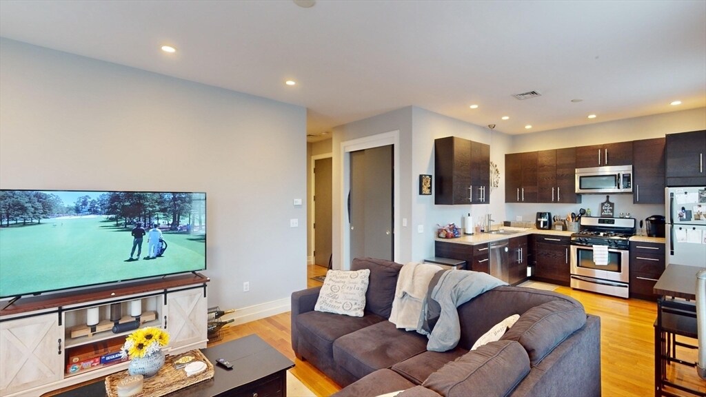 339 Dorchester St, Unit 2 in Boston, MA - Foto de edificio