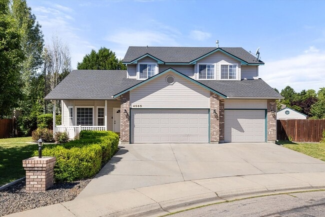 property at 4565 N Newburgh Pl