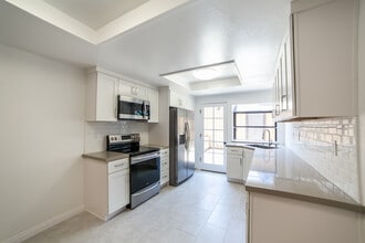 9743 Reseda Blvd #3, Unit Upstairs north bedroom in Northridge, CA - Building Photo - Building Photo