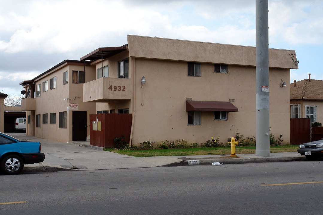 4932 W Lennox Blvd in Inglewood, CA - Building Photo