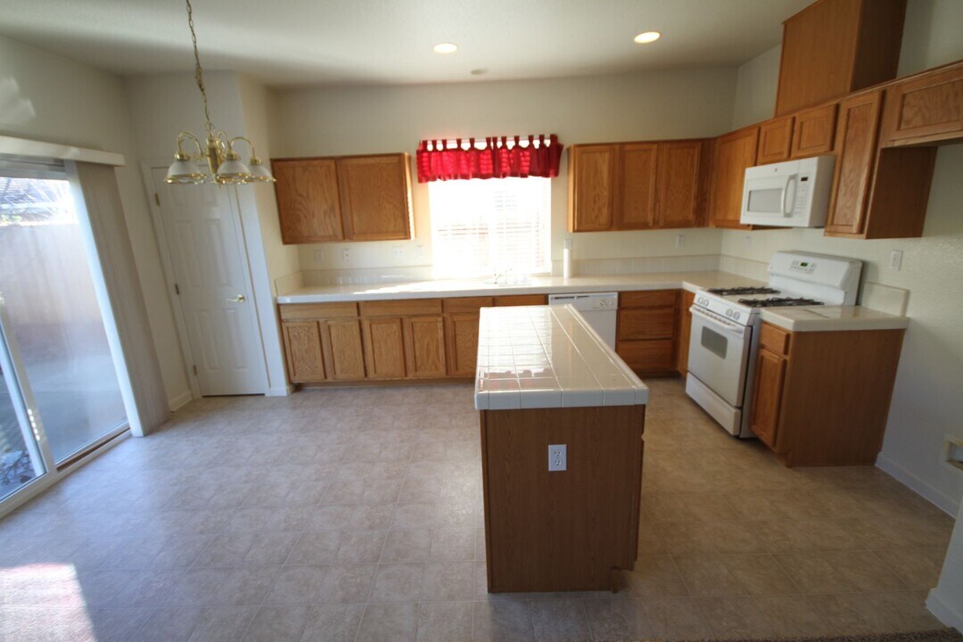 5511 Gold Poppy Way in Elk Grove, CA - Building Photo