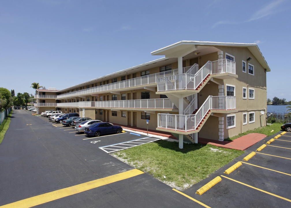 Silverado Apartments in Miami, FL - Building Photo