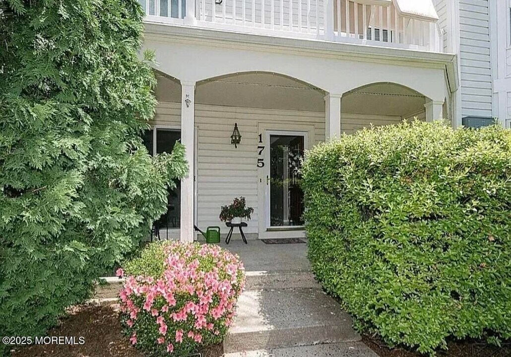 175 Tulip Ln in Freehold, NJ - Building Photo