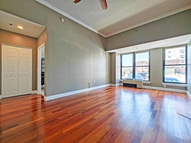 property at 33 Lecount Pl
