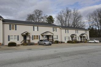 Country Cove Townhomes in Greer, SC - Building Photo - Building Photo