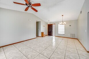 154 Cinnamon Lake Cir in Melbourne, FL - Building Photo