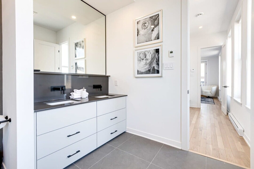 403 Avenue du Mont-Royal O in Montréal, QC - Building Photo