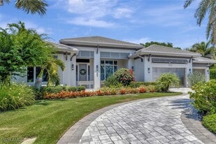 555 Mooring Line Dr in Naples, FL - Building Photo