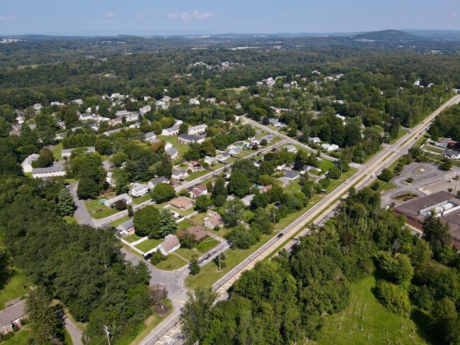 20 Brewster Rd in Cornwall, NY - Foto de edificio - Building Photo