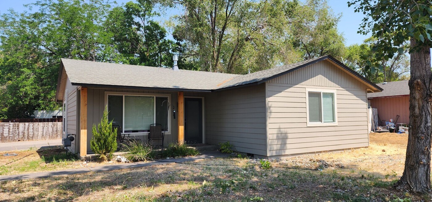 264 SE D St in Madras, OR - Building Photo