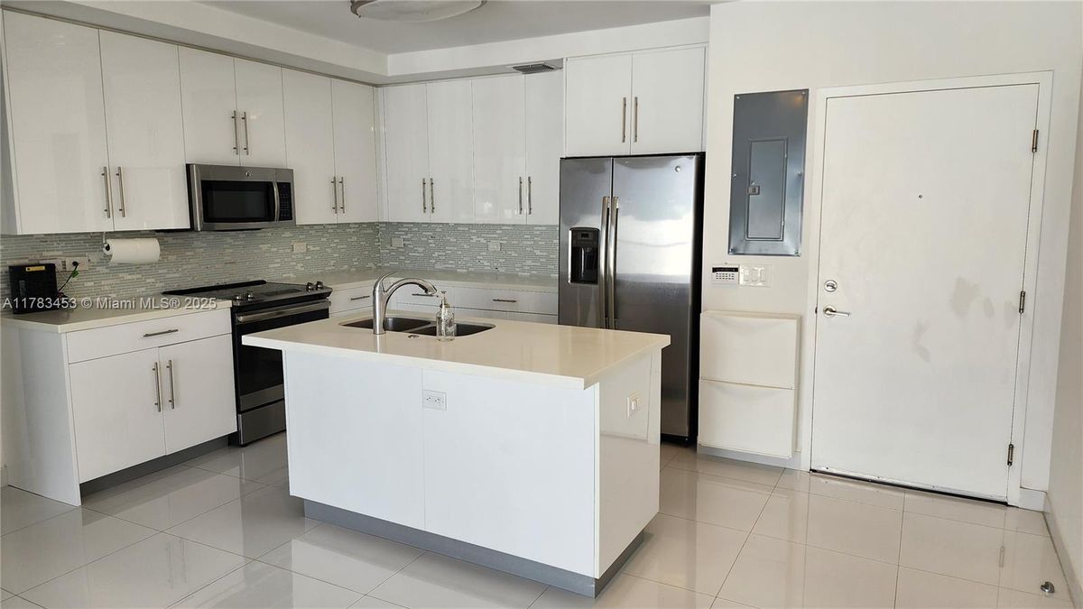 2651 NE 212th Terrace in Miami, FL - Building Photo