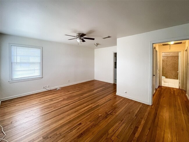 1241 Chevy Chase Dr in Angleton, TX - Building Photo - Building Photo