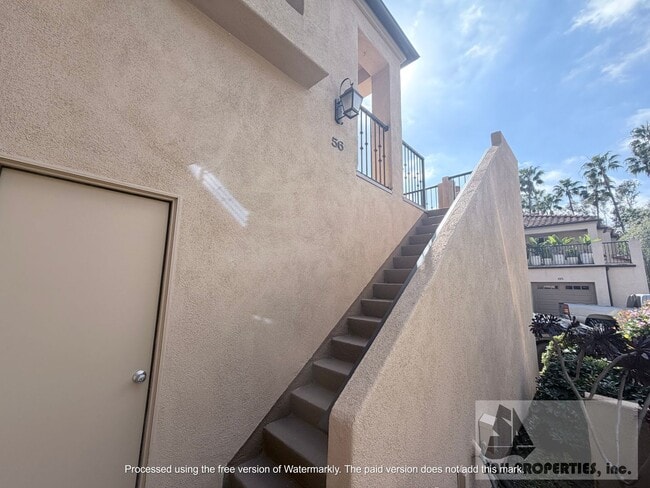 56 Corsica Dr in Newport Beach, CA - Foto de edificio - Building Photo