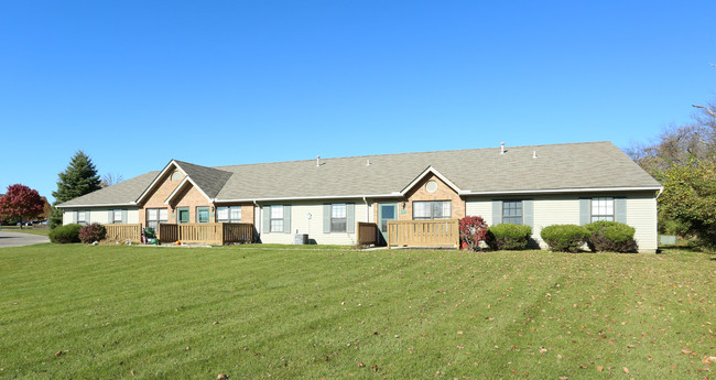 Deercreek Village Apartments in Bellefontaine, OH - Foto de edificio - Building Photo