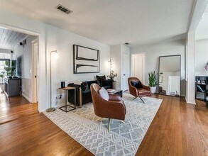 9510 Larchwood Dr in Dallas, TX - Building Photo - Building Photo