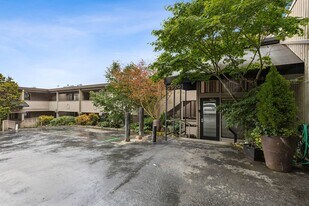 2920 76th Ave SE in Mercer Island, WA - Building Photo