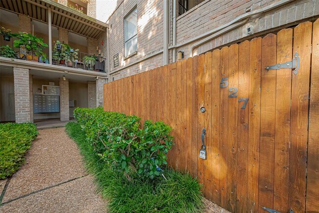4633 Wild Indigo St in Houston, TX - Building Photo - Building Photo