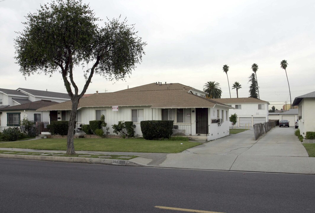 203-205 N Ynez Ave in Monterey Park, CA - Foto de edificio