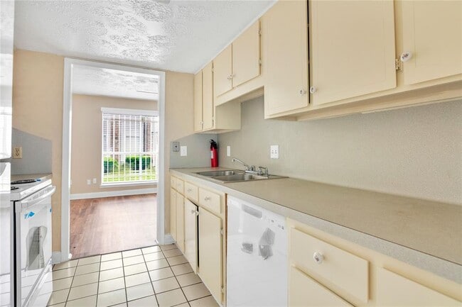 9052 Wilcrest Dr in Houston, TX - Building Photo - Building Photo