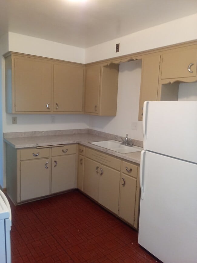 7314 W Oklahoma Ave, Unit 3 UPPER $1050 in West Allis, WI - Foto de edificio - Building Photo