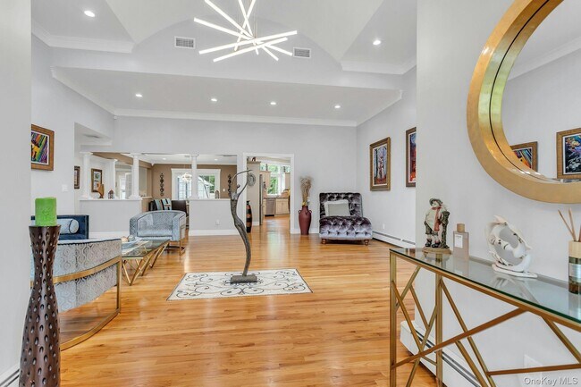 21 Buttonwood Dr in Dix Hills, NY - Foto de edificio - Building Photo