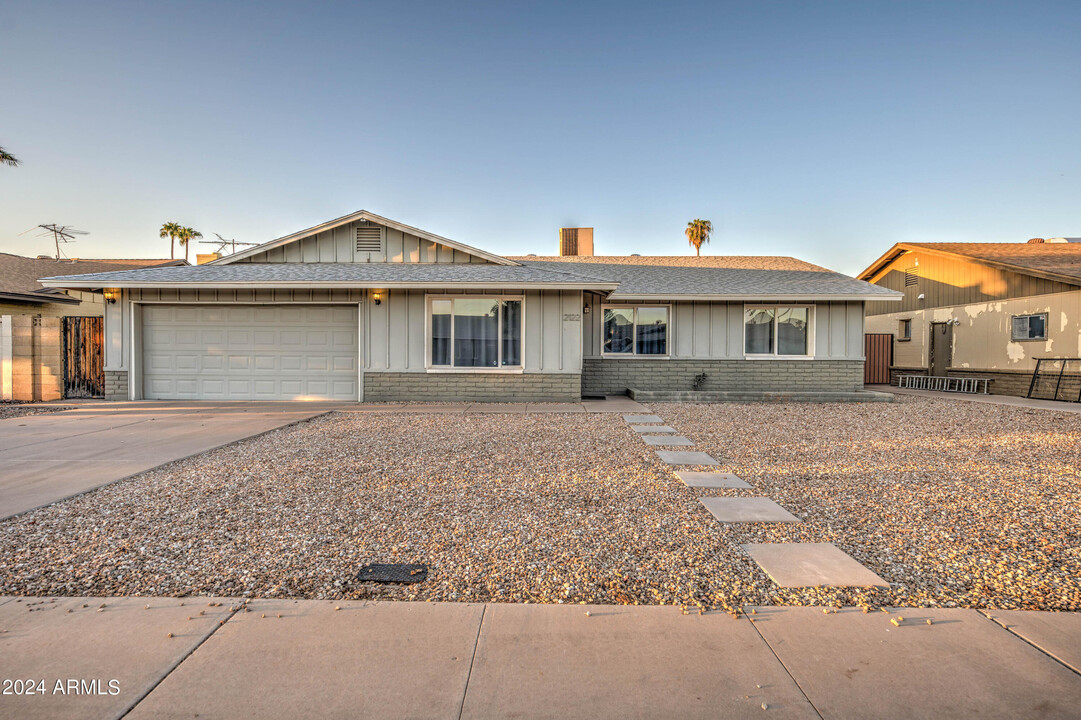 2122 E Radcliffe Dr in Tempe, AZ - Foto de edificio