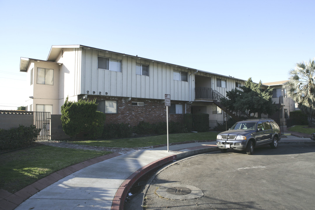 2929 W Rosecrans Ave in Gardena, CA - Foto de edificio