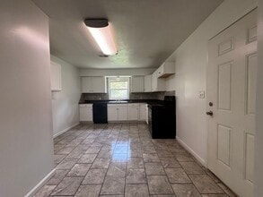 2106 N Elizabeth Ave in Springfield, MO - Building Photo - Building Photo