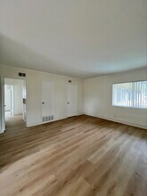 Chateau Whitsett Apartments in North Hollywood, CA - Building Photo - Building Photo