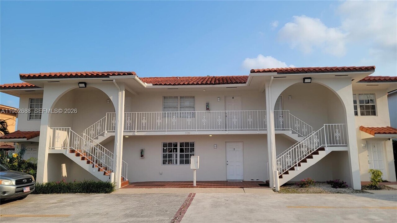 5720 SW 5th St in Miami, FL - Building Photo