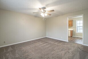 304 Atlantic Ave in Oak Grove, KY - Building Photo