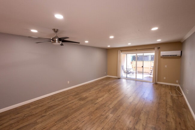 8749 Lake Murray Blvd, Unit Lake Murray Condominium in San Diego, CA - Foto de edificio - Building Photo