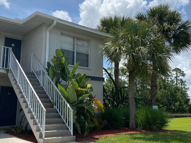 Shadowwood Park in Naples, FL - Foto de edificio - Building Photo