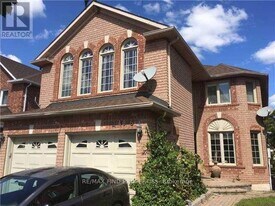 2406 Yorktown Cir in Mississauga, ON - Building Photo