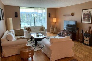 2820 Tennis Club Dr in West Palm Beach, FL - Building Photo