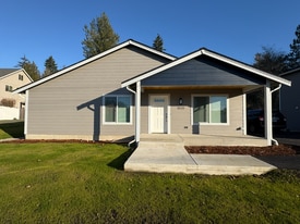 3028 Pine Rd NE in Bremerton, WA - Building Photo