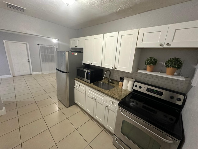 1450 NW 24th Terrace in Fort Lauderdale, FL - Foto de edificio - Building Photo