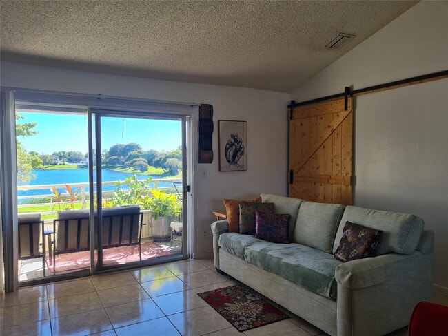 3421 NW 44th St in Lauderdale Lakes, FL - Building Photo - Building Photo