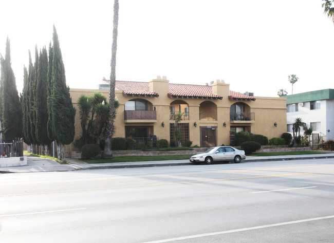 6518 Woodman Ave in Van Nuys, CA - Building Photo - Building Photo