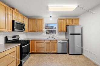 7010 N Columbia Way in Portland, OR - Building Photo - Building Photo